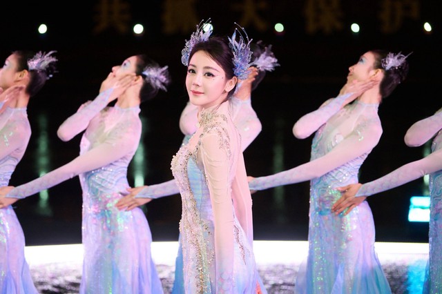 Mỹ nhân gây sốt đài quốc gia: Đẹp như tiên cá tái sinh, một điệu múa cả triệu người tranh luận- Ảnh 1.