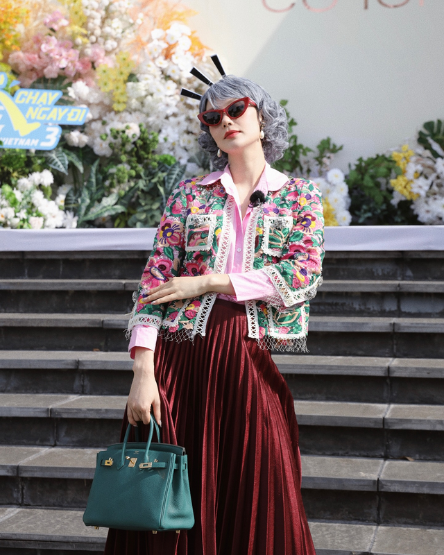 “Phú bà" đẹp nức tiếng Vbiz dùng Hermès làm hũ tài lộc năm mới: Sang cỡ này còn sợ gì không phất!- Ảnh 4. “Phú bà" đẹp nức tiếng Vbiz dùng Hermès làm hũ tài lộc năm mới: Sang cỡ này còn sợ gì không phất!- Ảnh 4.