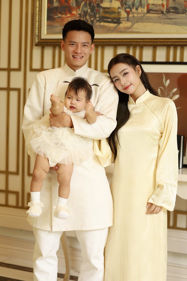 "Nam thần" U23 Việt Nam Thanh Nhàn diện áo dài, khoe visual sáng bừng trong bộ ảnh Tết cùng vợ đẹp con xinh- Ảnh 1.