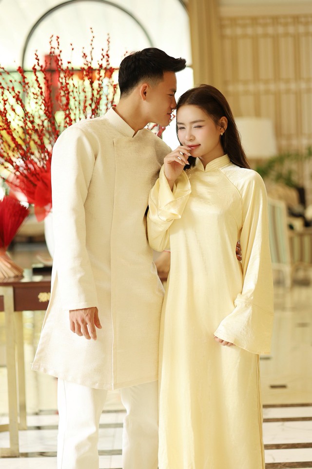 "Nam thần" U23 Việt Nam Thanh Nhàn diện áo dài, khoe visual sáng bừng trong bộ ảnh Tết cùng vợ đẹp con xinh- Ảnh 6.