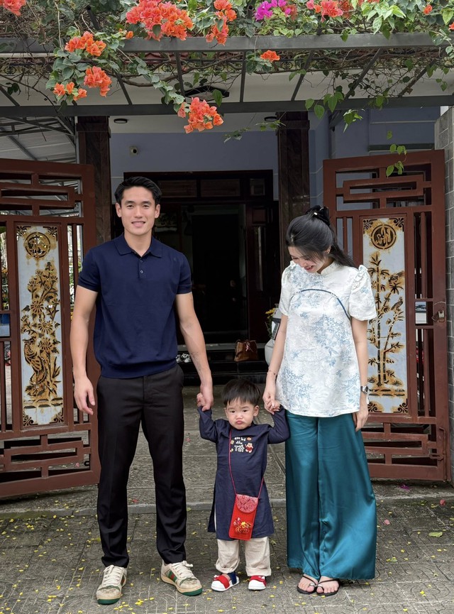 Ấm áp khoảnh khắc cầu thủ Việt đón Tết: Khung hình gia đình "người nhện" Nguyên Mạnh gây sốt cõi mạng- Ảnh 9.