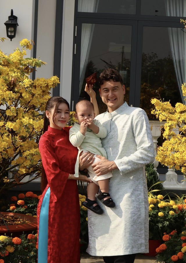 Sốc visual Văn Lâm - Yến Xuân ngày Tết nhưng chưa phải tất cả, chi tiết "thông gia chung khung hình" mới gây chú ý- Ảnh 1.