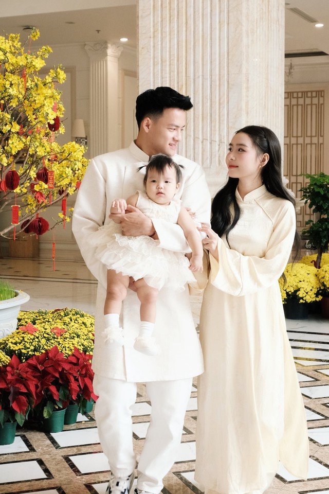 "Nam thần" U23 Việt Nam Thanh Nhàn diện áo dài, khoe visual sáng bừng trong bộ ảnh Tết cùng vợ đẹp con xinh- Ảnh 3.