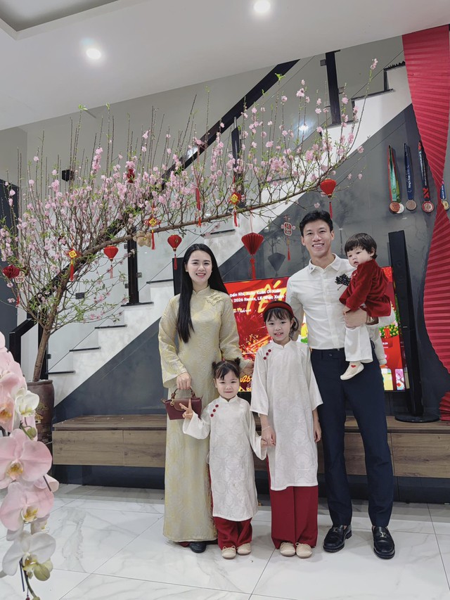 Ấm áp khoảnh khắc cầu thủ Việt đón Tết: Khung hình gia đình "người nhện" Nguyên Mạnh gây sốt cõi mạng- Ảnh 2.