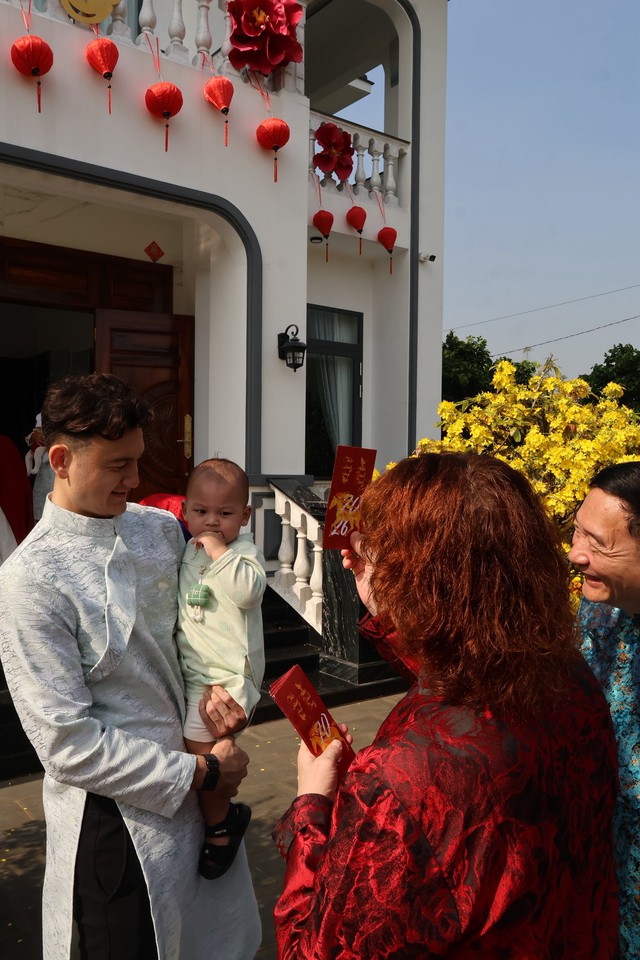 Sốc visual Văn Lâm - Yến Xuân ngày Tết nhưng chưa phải tất cả, chi tiết "thông gia chung khung hình" mới gây chú ý- Ảnh 6.