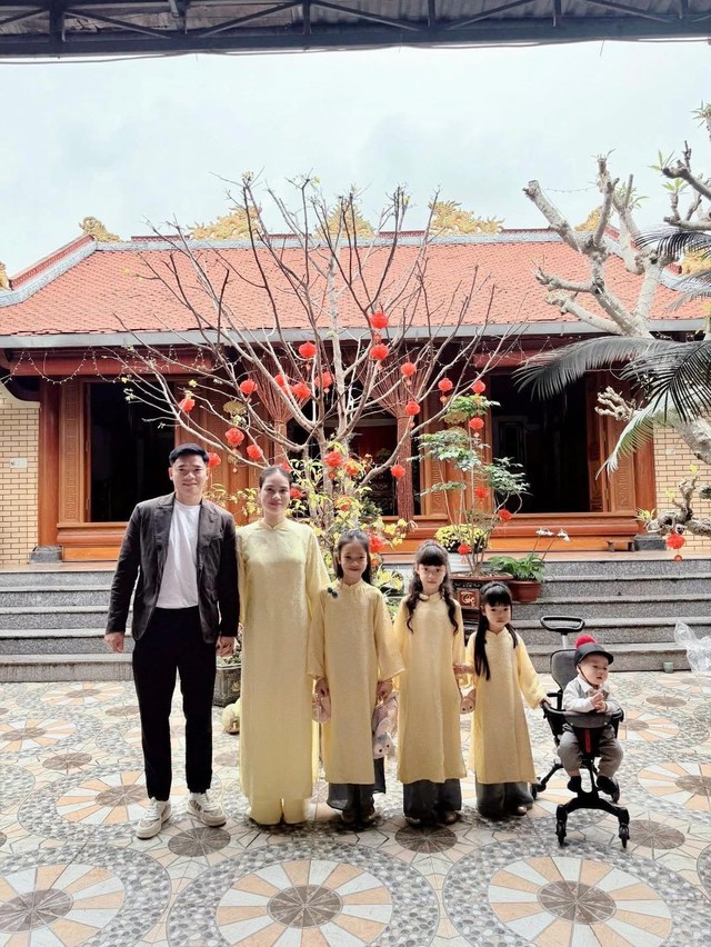 Ấm áp khoảnh khắc cầu thủ Việt đón Tết: Khung hình gia đình "người nhện" Nguyên Mạnh gây sốt cõi mạng- Ảnh 1.