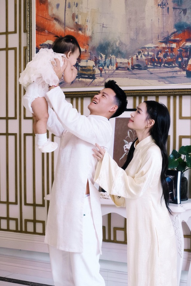 "Nam thần" U23 Việt Nam Thanh Nhàn diện áo dài, khoe visual sáng bừng trong bộ ảnh Tết cùng vợ đẹp con xinh- Ảnh 5.