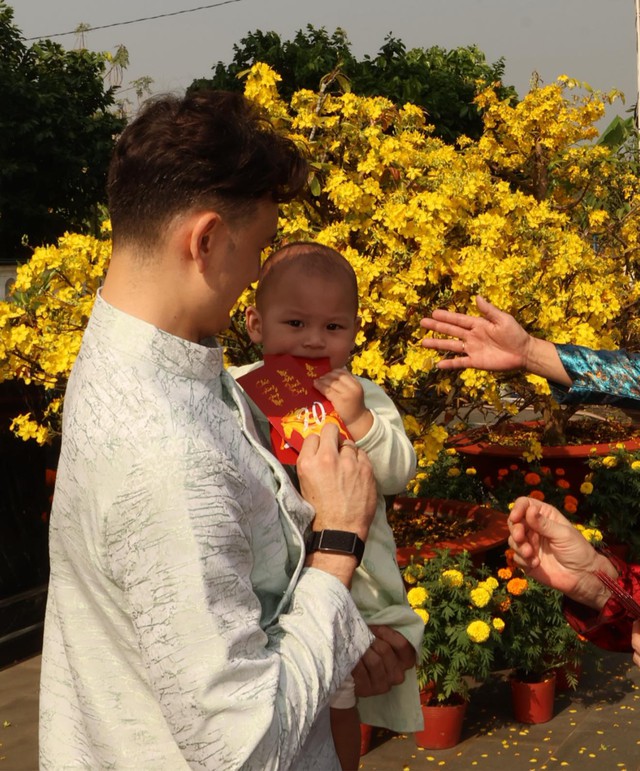 Sốc visual Văn Lâm - Yến Xuân ngày Tết nhưng chưa phải tất cả, chi tiết "thông gia chung khung hình" mới gây chú ý- Ảnh 5.