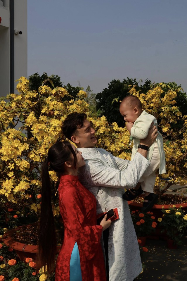 Sốc visual Văn Lâm - Yến Xuân ngày Tết nhưng chưa phải tất cả, chi tiết "thông gia chung khung hình" mới gây chú ý- Ảnh 2.