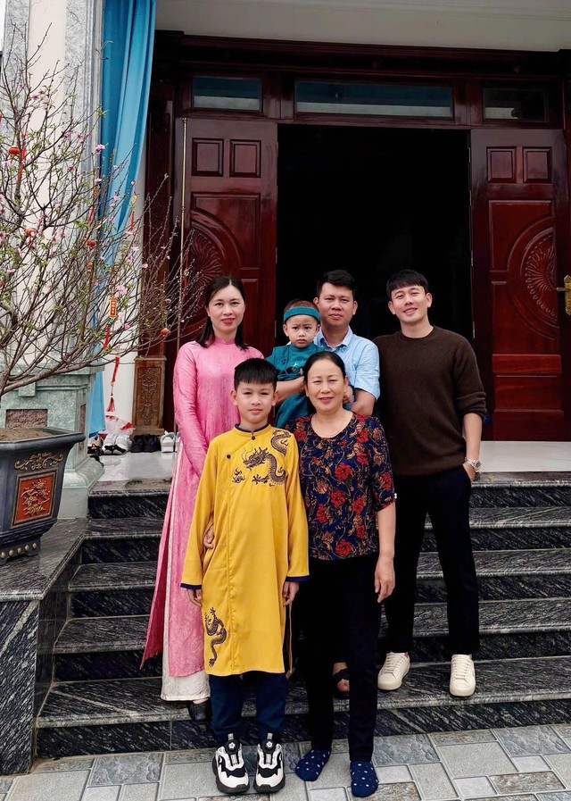 Ấm áp khoảnh khắc cầu thủ Việt đón Tết: Khung hình gia đình "người nhện" Nguyên Mạnh gây sốt cõi mạng- Ảnh 4.