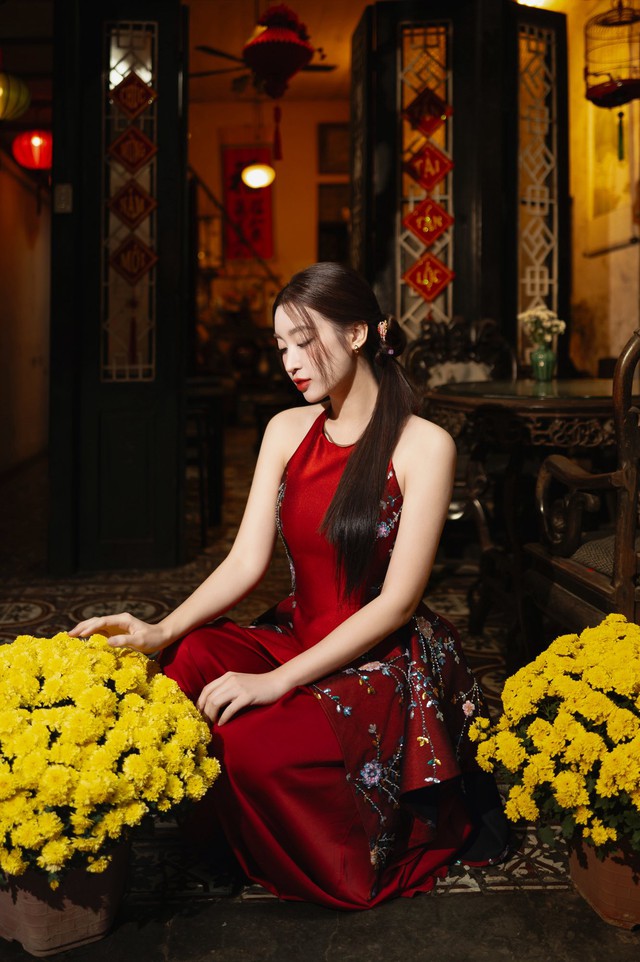 Đỗ Mỹ Linh đón tết ngọt ngào bên chồng Chủ tịch, netizen xôn xao vì visual có phần "phá nét" giữa tin đồn mang bầu - Ảnh 2.