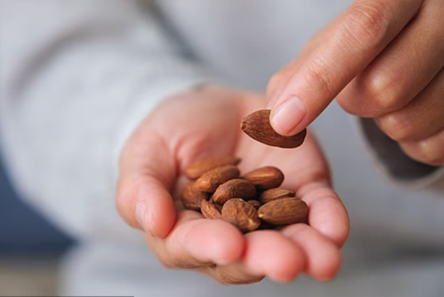 Loại hạt quen thuộc mỗi dịp Tết của người Việt, nay được khoa học coi l&agrave; &ldquo;si&ecirc;u thực phẩm&rdquo; bảo vệ n&atilde;o bộ, tim mạch- Ảnh 1.