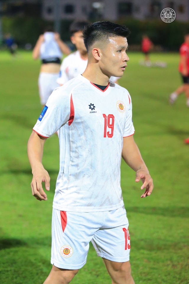 Bí ẩn mùng 2 Tết: Chu Thanh Huyền diện áo dài bên Quang Hải, netizen ngơ ngác "ủa người ở Singapore thi đấu là ai"?- Ảnh 6.