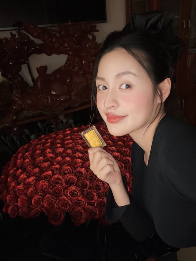 4 triệu người xem màn unbox lì xì 4 cây vàng: 716 triệu đồng vẫn gây tranh cãi!- Ảnh 2.