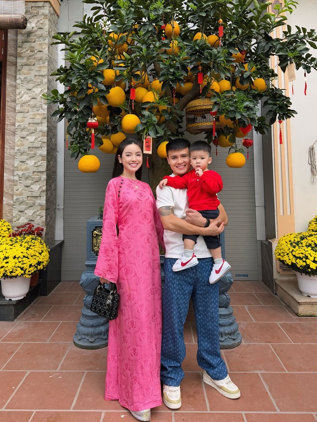 Bí ẩn mùng 2 Tết: Chu Thanh Huyền diện áo dài bên Quang Hải, netizen ngơ ngác "ủa người ở Singapore thi đấu là ai"?- Ảnh 2.