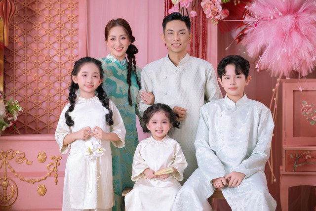 Visual "cực phẩm" gia đình Khánh Thi - Phan Hiển hút 1,4 triệu lượt xem, Lisa đáng yêu đứng yên một chỗ cũng "chiếm spotlight" - Ảnh 2.