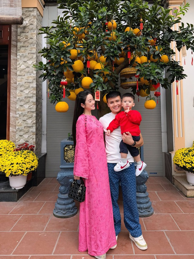 Bí ẩn mùng 2 Tết: Chu Thanh Huyền diện áo dài bên Quang Hải, netizen ngơ ngác "ủa người ở Singapore thi đấu là ai"?- Ảnh 1.