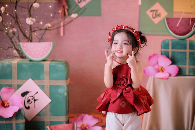 Lisa nhà Khánh Thi - Phan Hiển xinh yêu như thiên thần ngày Tết, trọn vẹn nét đẹp của mẹ, thần thái của cha- Ảnh 2.