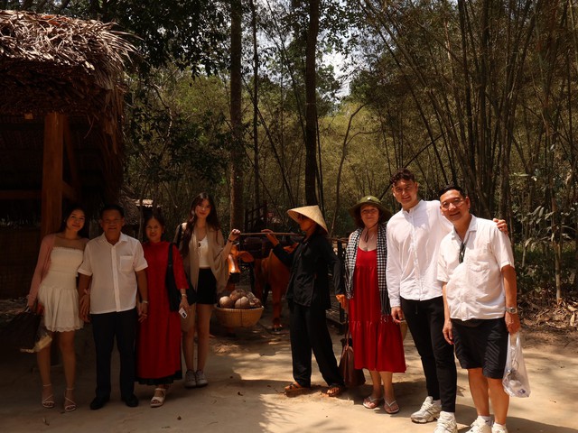 Gia đình Văn Lâm tham qua Địa đạo Củ Chi ngày Tết, Yến Xuân khoe khéo mối quan hệ với mẹ chồng người Nga- Ảnh 1.