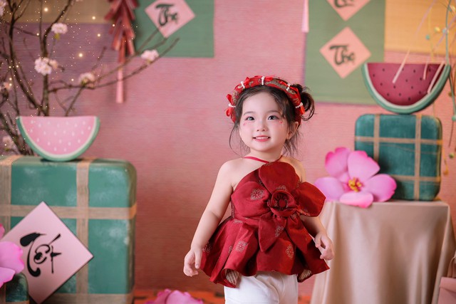 Lisa nhà Khánh Thi - Phan Hiển xinh yêu như thiên thần ngày Tết, trọn vẹn nét đẹp của mẹ, thần thái của cha- Ảnh 6.