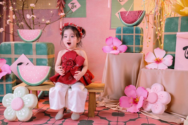 Lisa nhà Khánh Thi - Phan Hiển xinh yêu như thiên thần ngày Tết, trọn vẹn nét đẹp của mẹ, thần thái của cha- Ảnh 5.