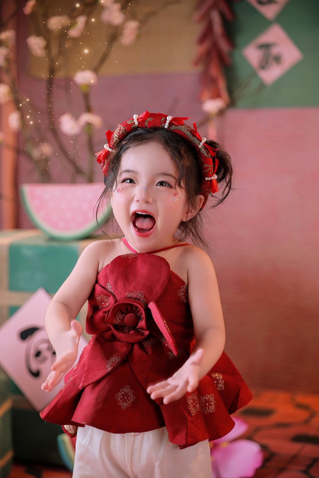 Lisa nhà Khánh Thi - Phan Hiển xinh yêu như thiên thần ngày Tết, trọn vẹn nét đẹp của mẹ, thần thái của cha- Ảnh 3.