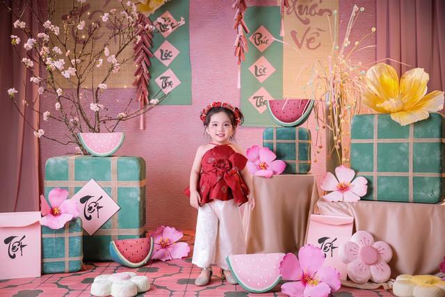 Lisa nhà Khánh Thi - Phan Hiển xinh yêu như thiên thần ngày Tết, trọn vẹn nét đẹp của mẹ, thần thái của cha- Ảnh 1.