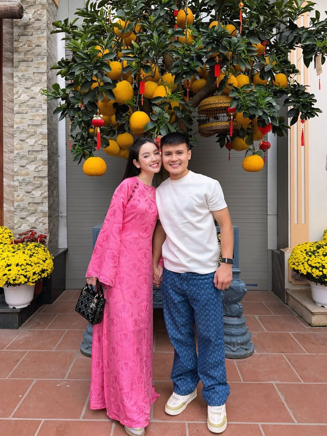 Bí ẩn mùng 2 Tết: Chu Thanh Huyền diện áo dài bên Quang Hải, netizen ngơ ngác "ủa người ở Singapore thi đấu là ai"?- Ảnh 3.