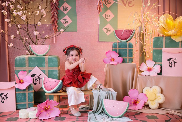 Lisa nhà Khánh Thi - Phan Hiển xinh yêu như thiên thần ngày Tết, trọn vẹn nét đẹp của mẹ, thần thái của cha- Ảnh 4.