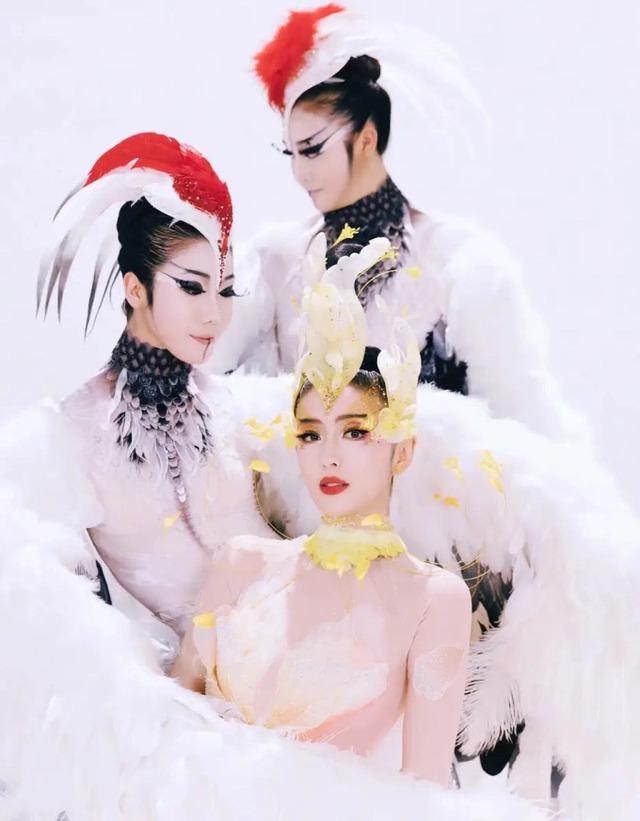 Mỹ nhân chiếm sóng show cuối năm: Đẹp như tiên nga giáng thế, ăn trọn điểm chuyên môn nhờ điệu múa trăm hoa đua nở- Ảnh 4. Mỹ nhân chiếm sóng show cuối năm: Đẹp như tiên nga giáng thế, ăn trọn điểm chuyên môn nhờ điệu múa trăm hoa đua nở- Ảnh 4.