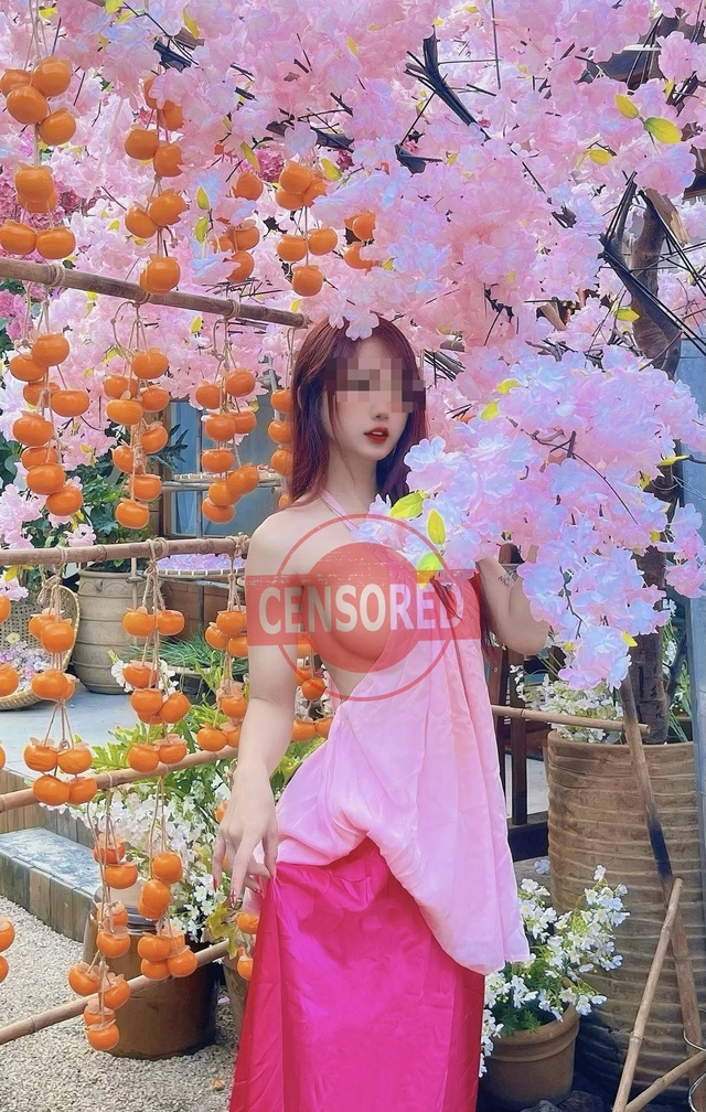 "Hú hồn" với bộ ảnh áo dài của hot girl xinh đẹp, cách tân theo phong cách quá táo bạo khiến người xem e ngại - Ảnh 1.