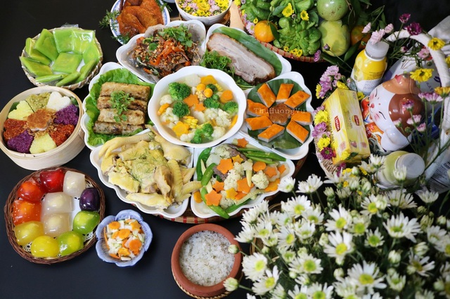 Phụ nữ sau 40: Ăn Tết sao để “hồi xuân” vóc dáng, không tích mỡ, không mất cơ? - Ảnh 2.