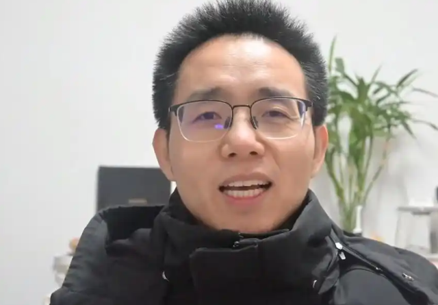 Phát hiện 1 thạc sĩ “gác bằng” đi làm công nhân vệ sinh, nhận lương 11 triệu đồng/tháng- Ảnh 1.