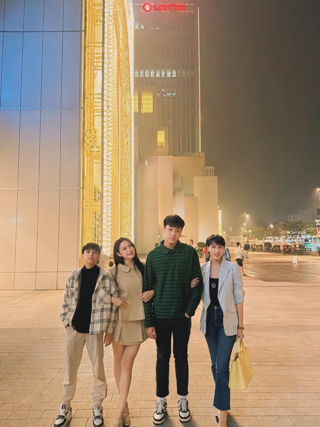 Mẹ Doãn Hải My diện áo dài, xách túi hiệu du xuân, visual trẻ đẹp không tuổi chuẩn mẹ vợ hot nhất làng bóng đá - Ảnh 6.