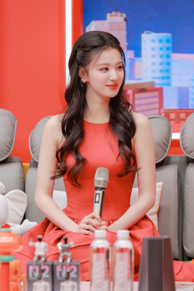 Mỹ nhân đổi đời trên sóng đài quốc gia: Visual thoát tục, đẹp đến mức xuất hiện 20 giây tăng 70 nghìn người theo dõi - Ảnh 8.