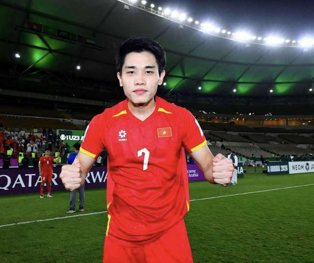 Văn Toàn: Đình Bắc quá giỏi so với tuổi của cậu ấy, mình ghen tị vì thời trẻ mình không được như thế! - Ảnh 2.