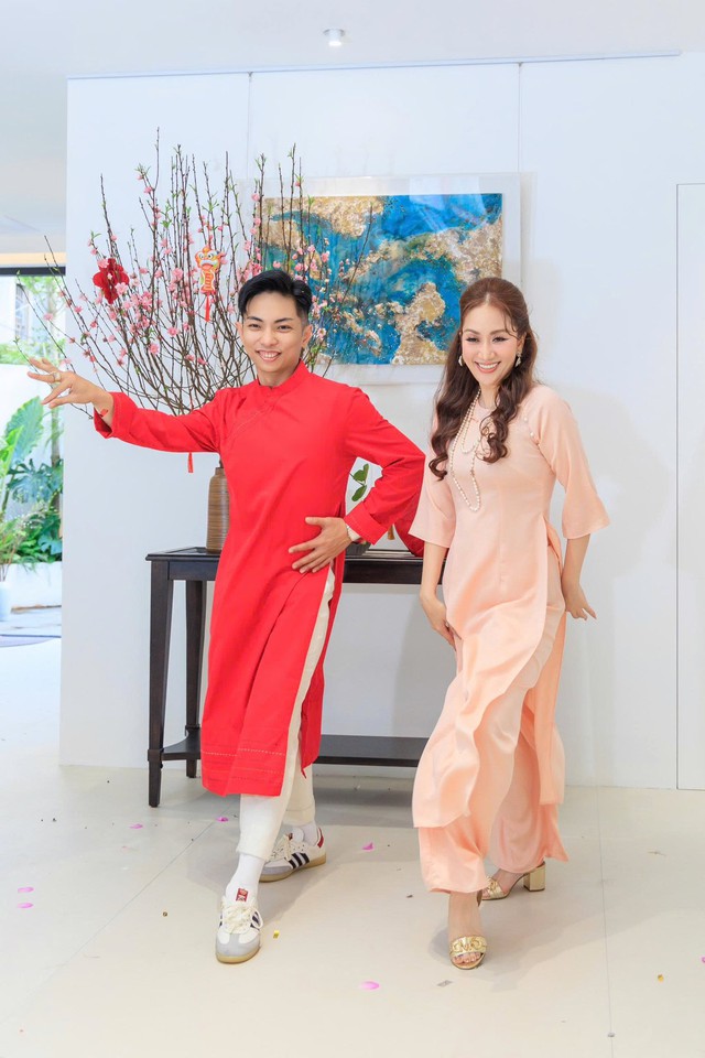 Khánh Thi - Phan Hiển "khai xuân" bằng vũ điệu nóng bỏng: Đẳng cấp mẹ 3 con khó ai bì kịp, thách thức tuổi tác!- Ảnh 1. Khánh Thi - Phan Hiển "khai xuân" bằng vũ điệu nóng bỏng: Đẳng cấp mẹ 3 con khó ai bì kịp, thách thức tuổi tác!- Ảnh 1.