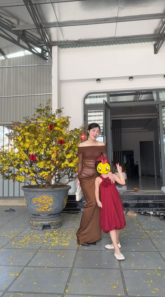 Danh tính cô gái mặc váy xuyên thấu đi chúc Tết gây bùng nổ - Ảnh 3. Danh tính cô gái mặc váy xuyên thấu đi chúc Tết gây bùng nổ - Ảnh 3.