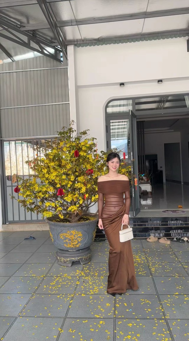 Danh tính cô gái mặc váy xuyên thấu đi chúc Tết gây bùng nổ - Ảnh 2. Danh tính cô gái mặc váy xuyên thấu đi chúc Tết gây bùng nổ - Ảnh 2.