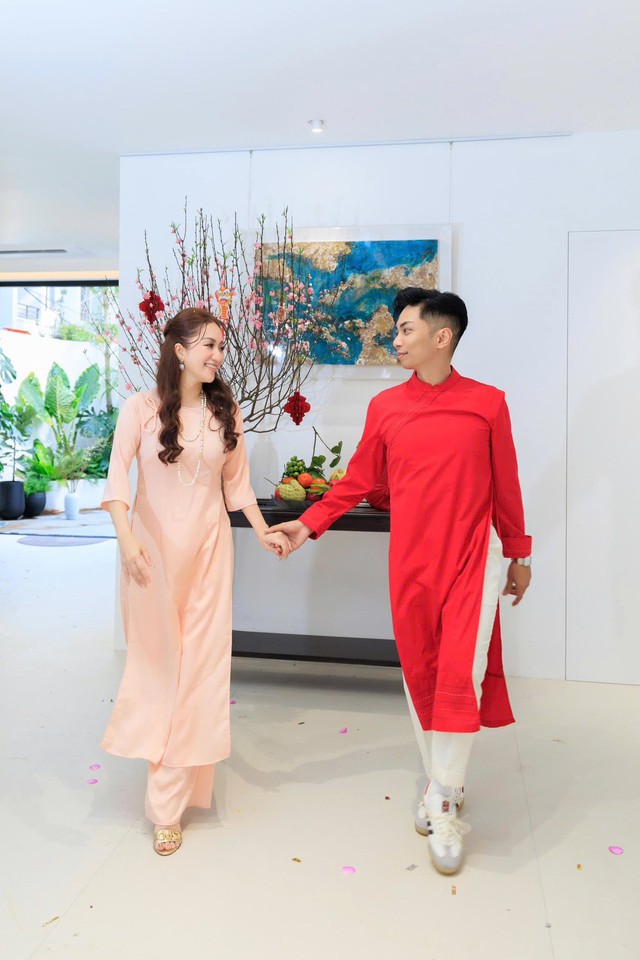 Khánh Thi - Phan Hiển "khai xuân" bằng vũ điệu nóng bỏng: Đẳng cấp mẹ 3 con khó ai bì kịp, thách thức tuổi tác!- Ảnh 2. Khánh Thi - Phan Hiển "khai xuân" bằng vũ điệu nóng bỏng: Đẳng cấp mẹ 3 con khó ai bì kịp, thách thức tuổi tác!- Ảnh 2.