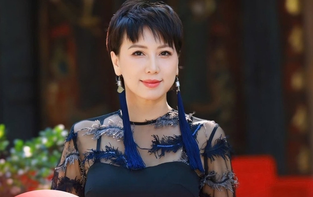 Mẹ Doãn Hải My diện áo dài, xách túi hiệu du xuân, visual trẻ đẹp không tuổi chuẩn mẹ vợ hot nhất làng bóng đá - Ảnh 3.