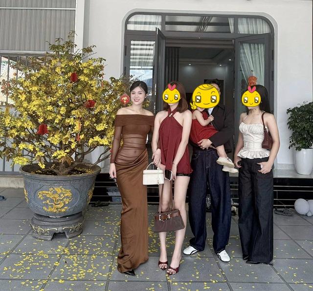 Danh tính cô gái mặc váy xuyên thấu đi chúc Tết gây bùng nổ - Ảnh 4. Danh tính cô gái mặc váy xuyên thấu đi chúc Tết gây bùng nổ - Ảnh 4.