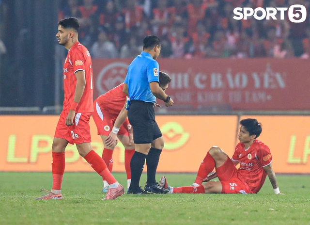 Đoàn Văn Hậu lại chấn thương, Doãn Hải My lập tức cập nhật tình hình, còn trao nụ hôn ngọt ngào giữa ngàn khán giả- Ảnh 2.