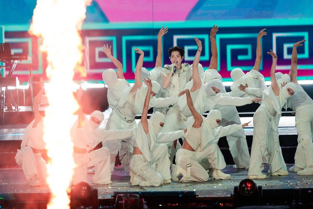 Hoà Minzy được "đại gia" vung tiền làm 1 điều đặc biệt tại fan concert- Ảnh 2.