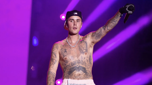 Người đàn ông mang độc 1 chiếc quần diễn lễ trao giải âm nhạc lớn nhất hành tinh- Ảnh 5. Người đàn ông mang độc 1 chiếc quần diễn lễ trao giải âm nhạc lớn nhất hành tinh- Ảnh 5.