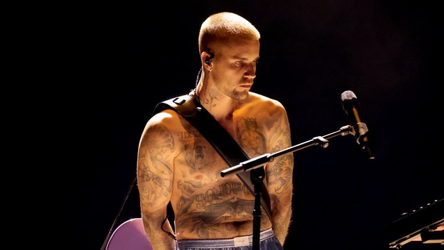 Người đàn ông mang độc 1 chiếc quần diễn lễ trao giải âm nhạc lớn nhất hành tinh- Ảnh 3. Người đàn ông mang độc 1 chiếc quần diễn lễ trao giải âm nhạc lớn nhất hành tinh- Ảnh 3.