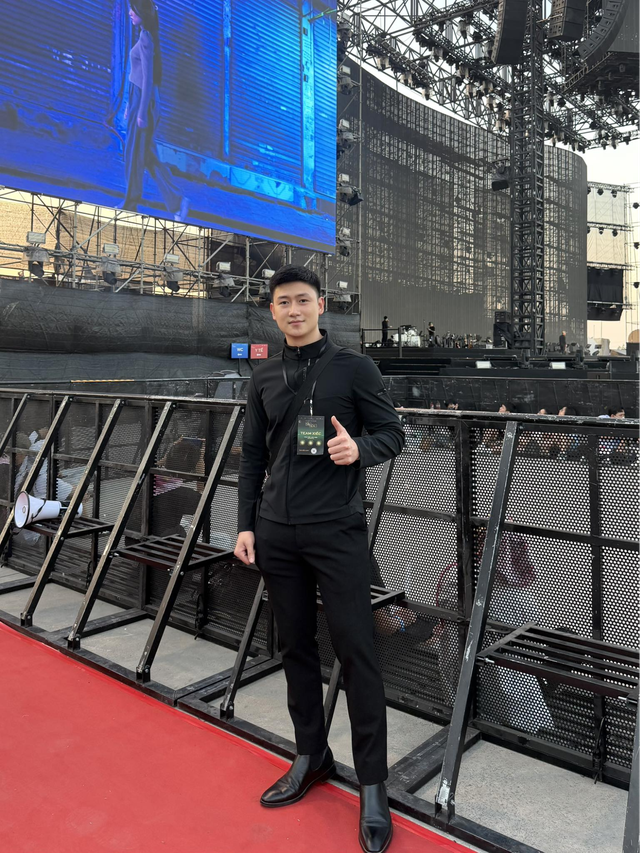 Người đàn ông được tìm kiếm nhiều nhất trong fan concert Hòa Minzy- Ảnh 6. Người đàn ông được tìm kiếm nhiều nhất trong fan concert Hòa Minzy- Ảnh 6.