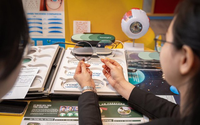 Tròng kính cận chính hãng: TOP 5+ loại tốt và bảng giá chi tiết- Ảnh 1. Tròng kính cận chính hãng: TOP 5+ loại tốt và bảng giá chi tiết- Ảnh 1.