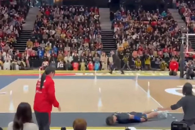 Đang viral màn xin lỗi độc lạ của VĐV Nhật Bản sau sự cố ném bóng trúng cô bé ngoài đường biên- Ảnh 1. Đang viral màn xin lỗi độc lạ của VĐV Nhật Bản sau sự cố ném bóng trúng cô bé ngoài đường biên- Ảnh 1.