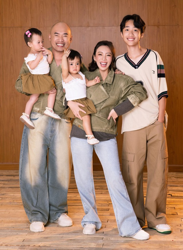 Thu Trang - Tiến Luật công khai cặp song sinh dịp năm mới?- Ảnh 1. Thu Trang - Tiến Luật công khai cặp song sinh dịp năm mới?- Ảnh 1.